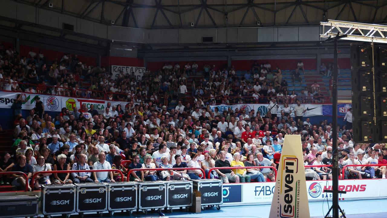 I tifosi davanti al maxischermo al Palaterme (foto Nucci/Innocenti)