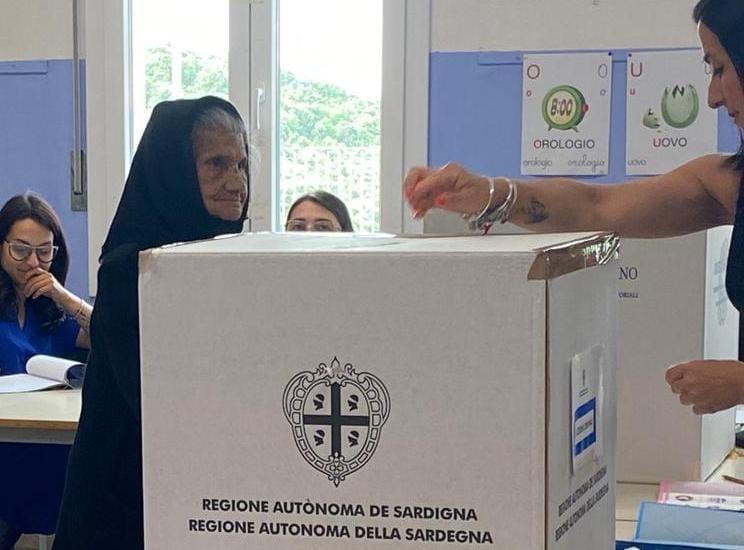 Loretta Olianas, 101 anni, al seggio di Esterzili: «Votare è anche un dovere»