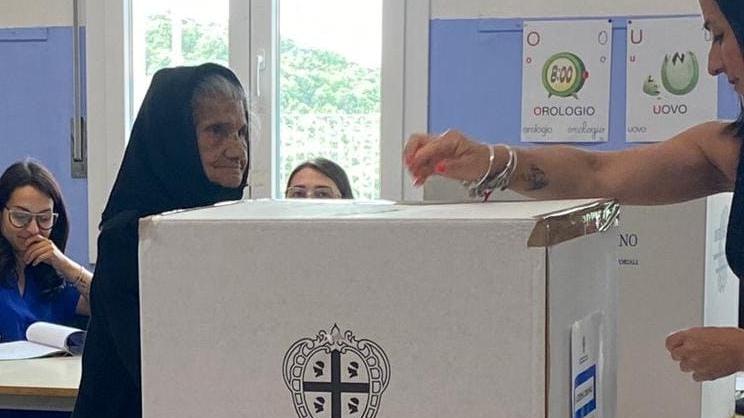 Loretta Olianas, 101 anni, al seggio di Esterzili: «Votare è anche un dovere»