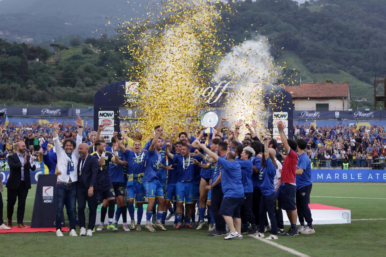Carrarese, è tutto vero: è promossa in Serie B. La grande gioia 76 anni dopo – Video: la festa in campo e in città