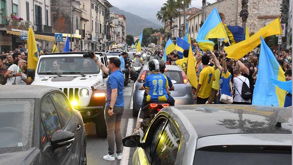 Carrarese promossa in Serie B, esplode la festa giallo azzurra: clacson e caroselli per le strade – Video