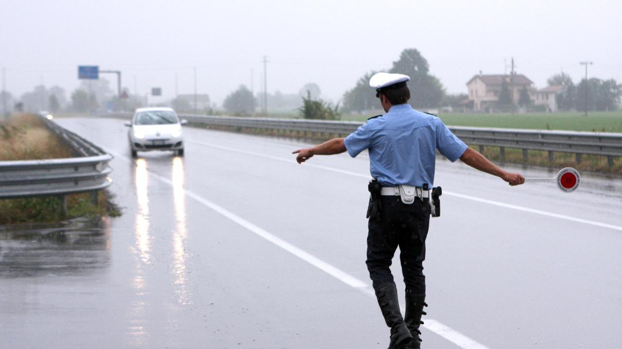 Casina, viene fermata dalla polizia ma la patente è scaduta da più di 30 anni
