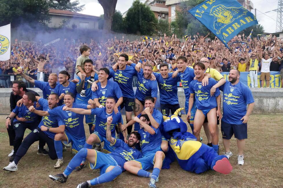 La squadra festeggia con i tifosi alle spalle (foto Matelli/Cuffaro)
