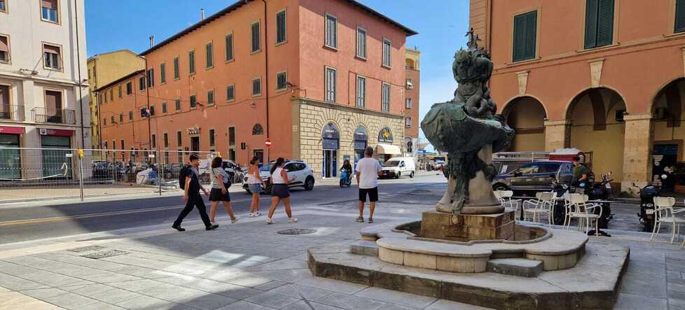 La nuova piazza Colonnella rifatta sul lato Vinaino