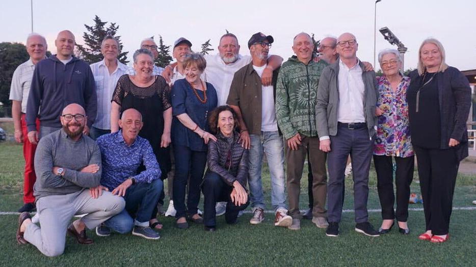 Una bellissima foto ricordo dei cugini di primo grado tutti a cena al Maneo di via Settembrini, alla club house del Rugby Livorno