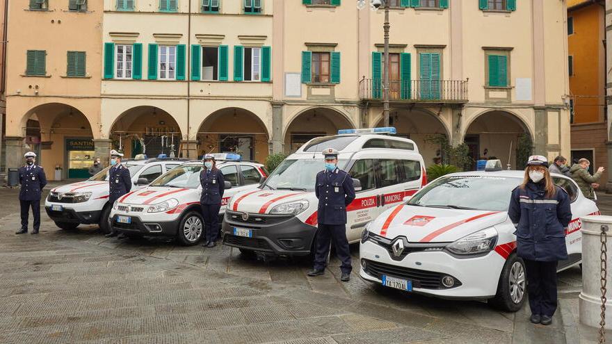 Nella foto alcuni agenti della polizia municipale dell’Unione del circondario dell’Empolese-Valdelsa durante il periodo della pandemia da Covid-19