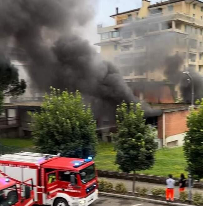 L'ex asilo di viale Democrazia e il fumo che si è sprigionato dall’edificio