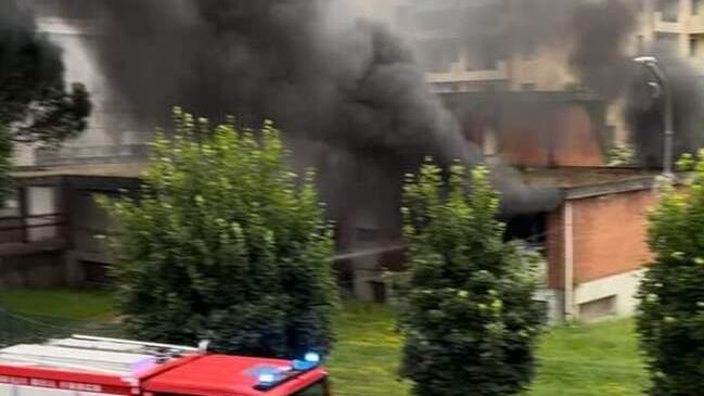 L'ex asilo di viale Democrazia e il fumo che si è sprigionato dall’edificio