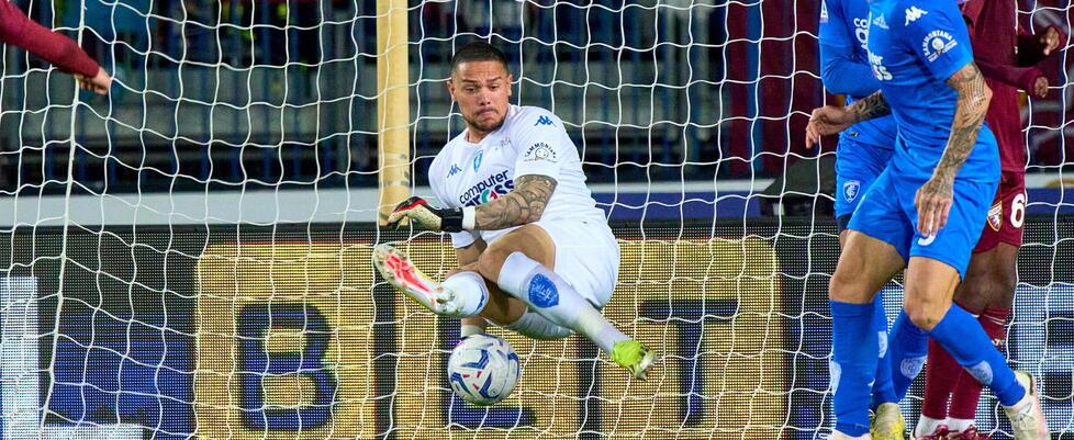 Un intervento di Elia Caprile, il portiere dell’Empoli tornerà a Napoli dopo una stagione passata al Castellani