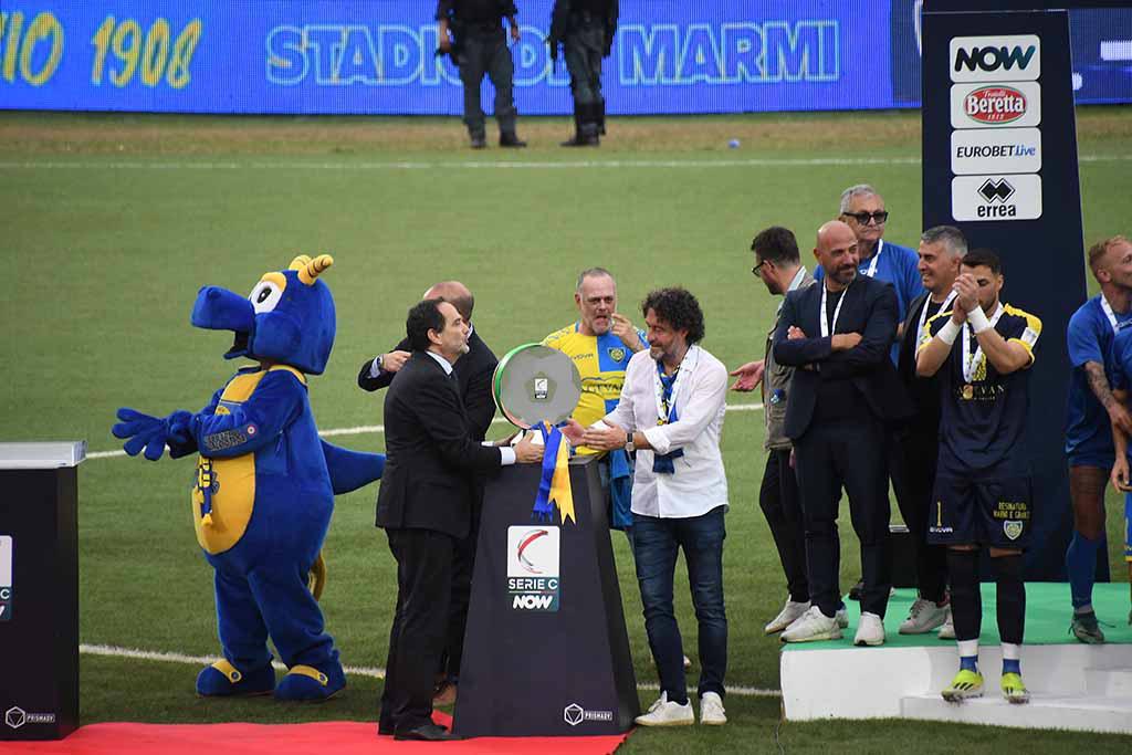 
	Gemignani (in camicia bianca) riceve la coppa di Matteo Marani

