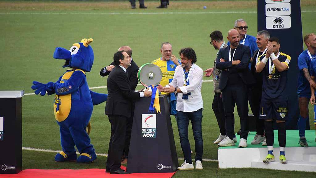 Gemignani (in camicia bianca) riceve la coppa di Matteo Marani