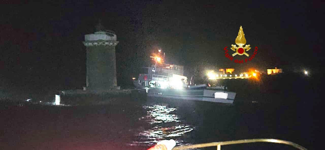 Peschereccio incagliato a Cala Reale: soccorso notturno della Guardia costiera di Porto Torres