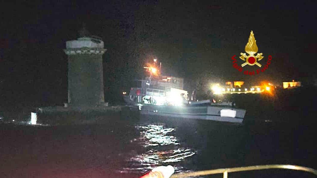 Peschereccio incagliato a Cala Reale: soccorso notturno della Guardia costiera di Porto Torres