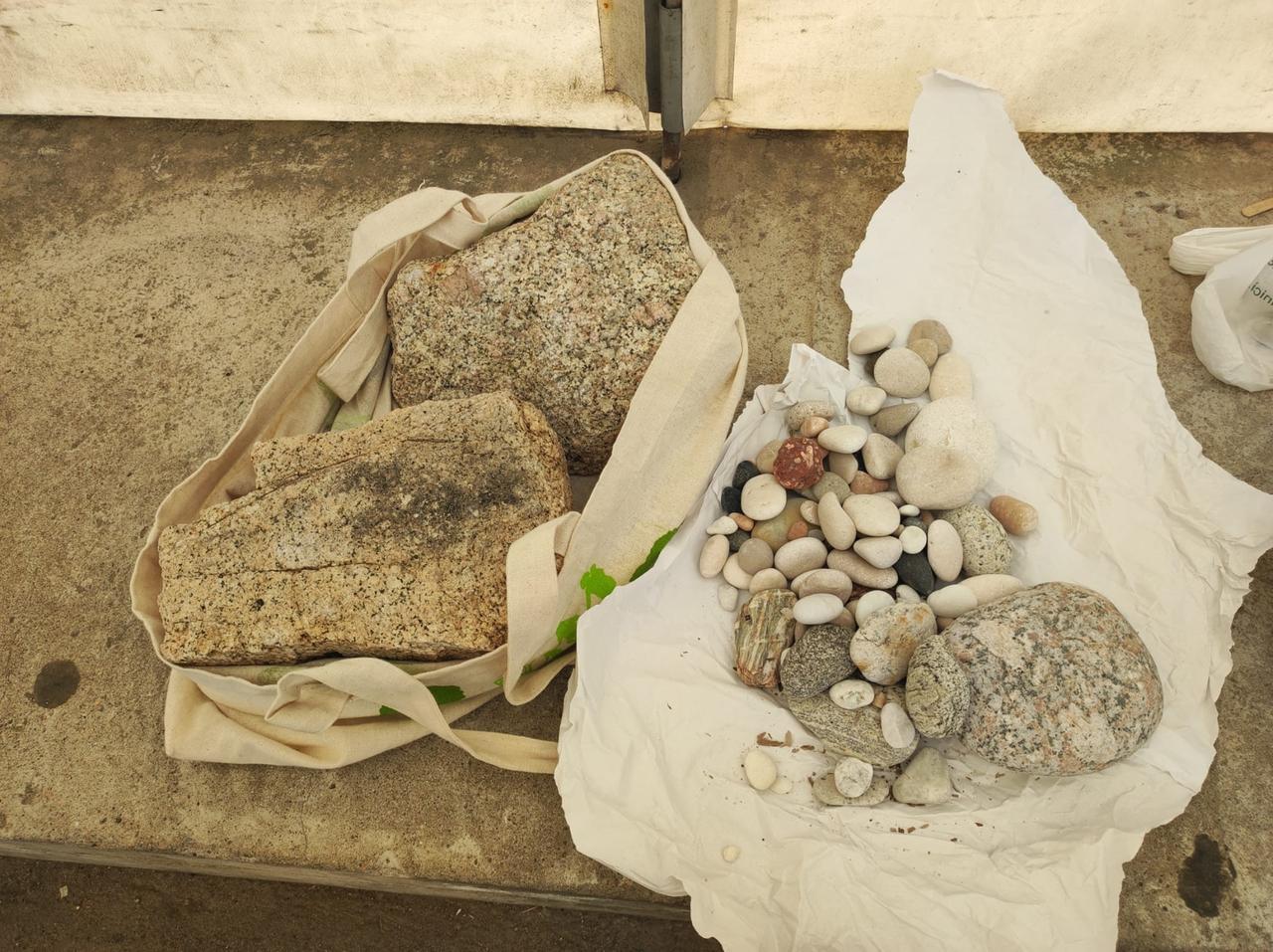 Olbia, si imbarcano al porto con un carico di pietre rubate a San Teodoro