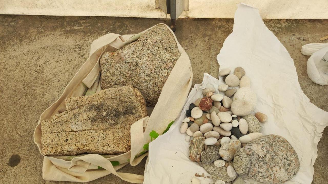 Olbia, si imbarcano al porto con un carico di pietre rubate a San Teodoro