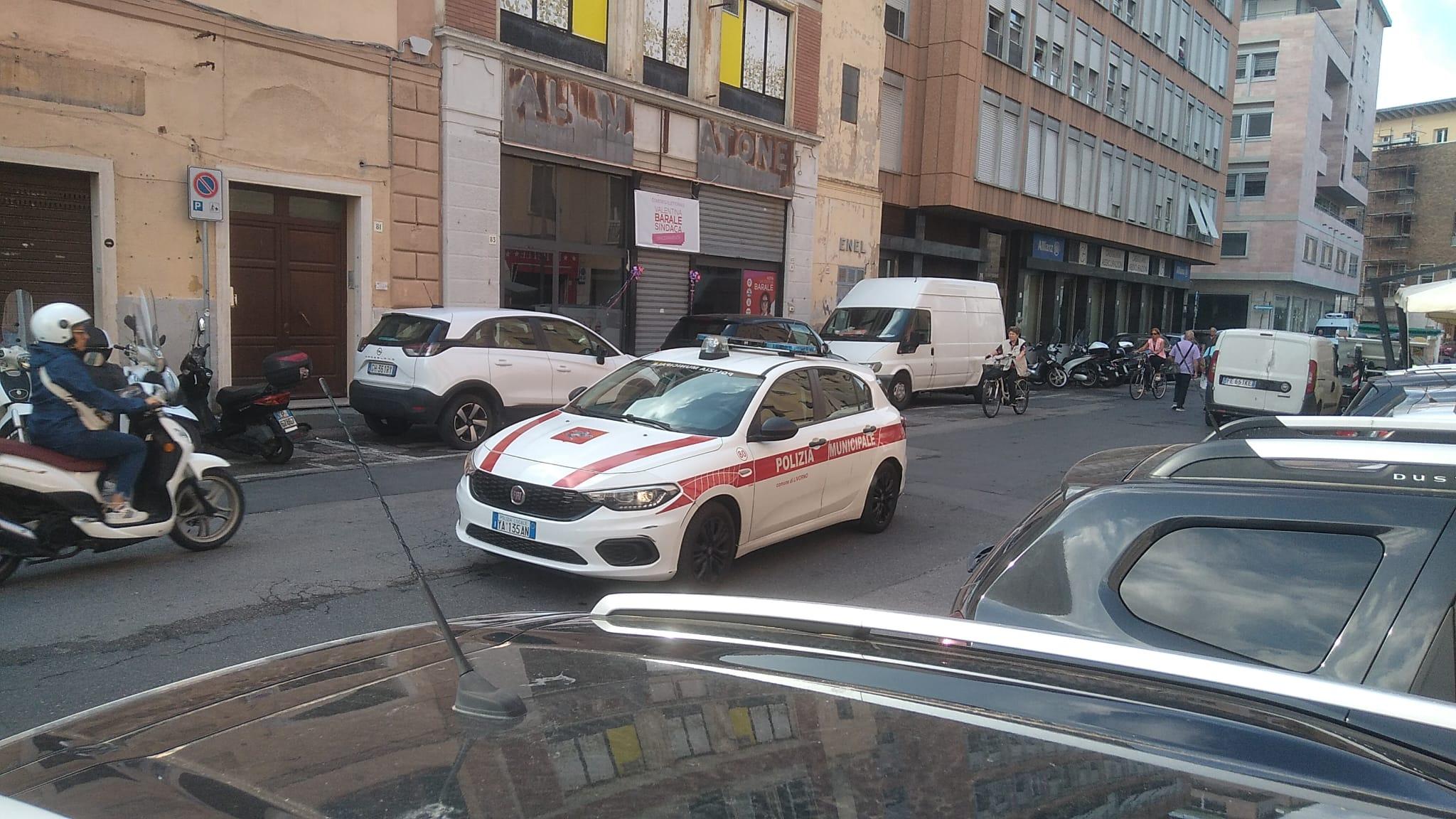 Una pattuglia della polizia municipale in centro
