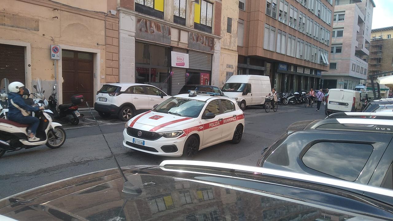 Una pattuglia della polizia municipale in centro