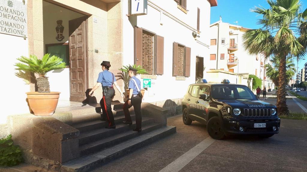 Vuole soldi e assedia la madre con calci e pugni alla porta e minacce contro di lei: arrestato a Carbonia