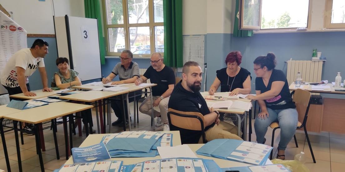 
	Lo spoglio delle schede al seggio 17, scuola Solvay

