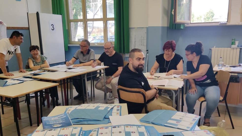 Lo spoglio delle schede al seggio 17, scuola Solvay