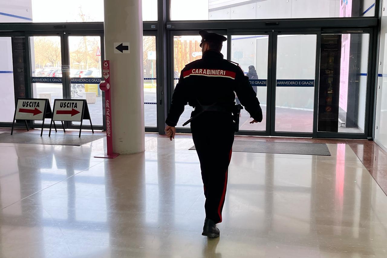 Bondeno, distrugge a bastonate l’auto del fratello