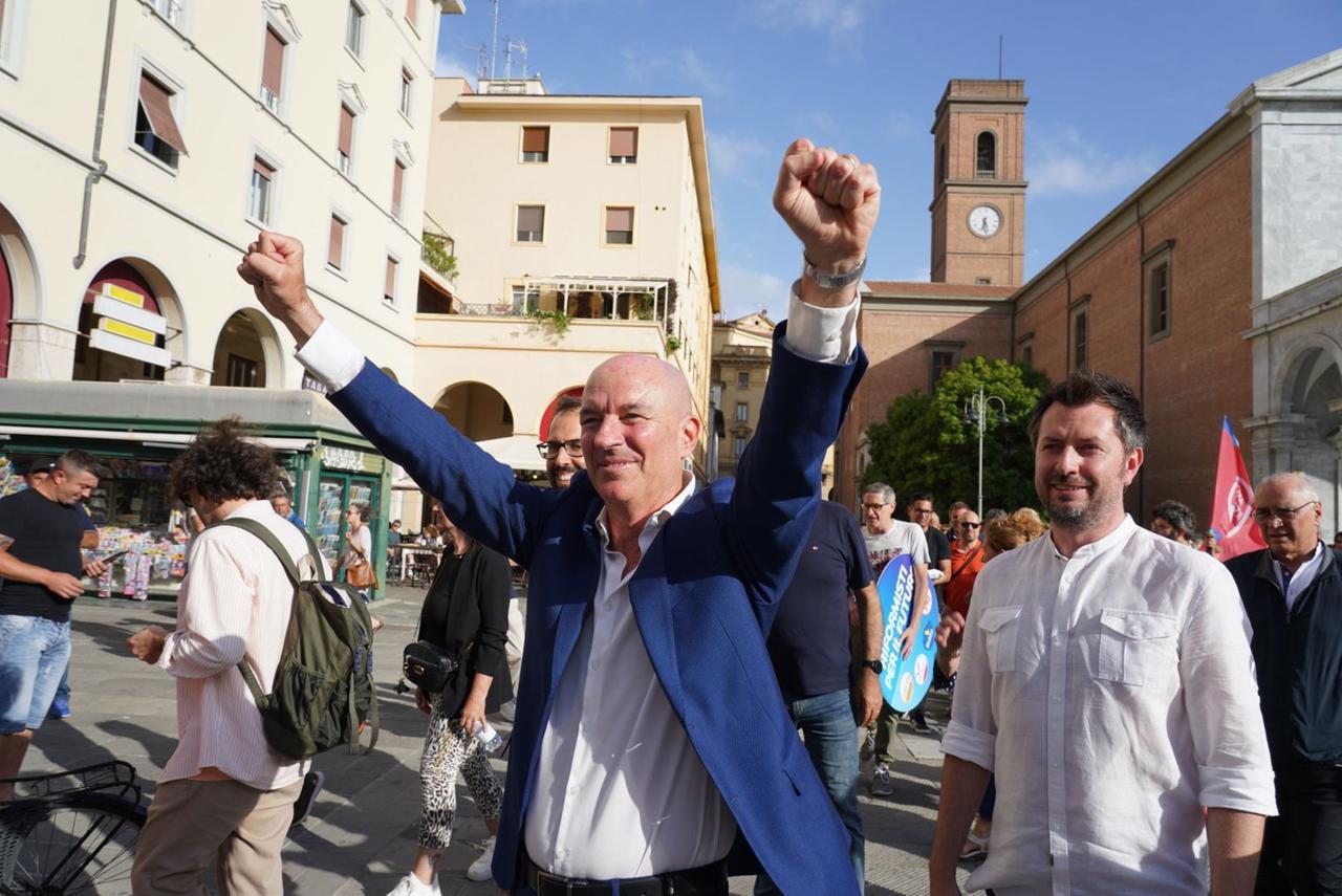 
	Il sindaco Luca Salvetti festeggia davanti al municipio

