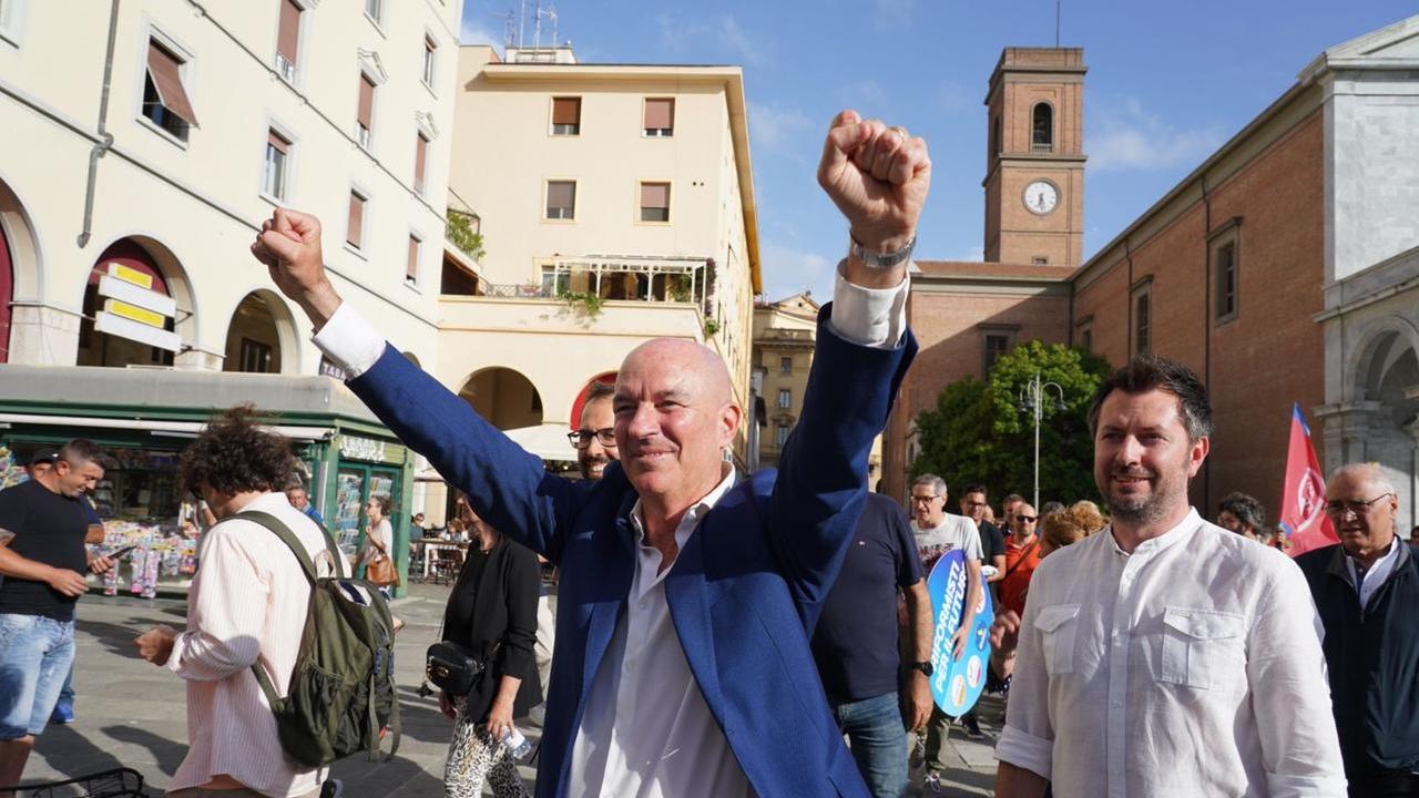 Il sindaco Luca Salvetti festeggia davanti al municipio