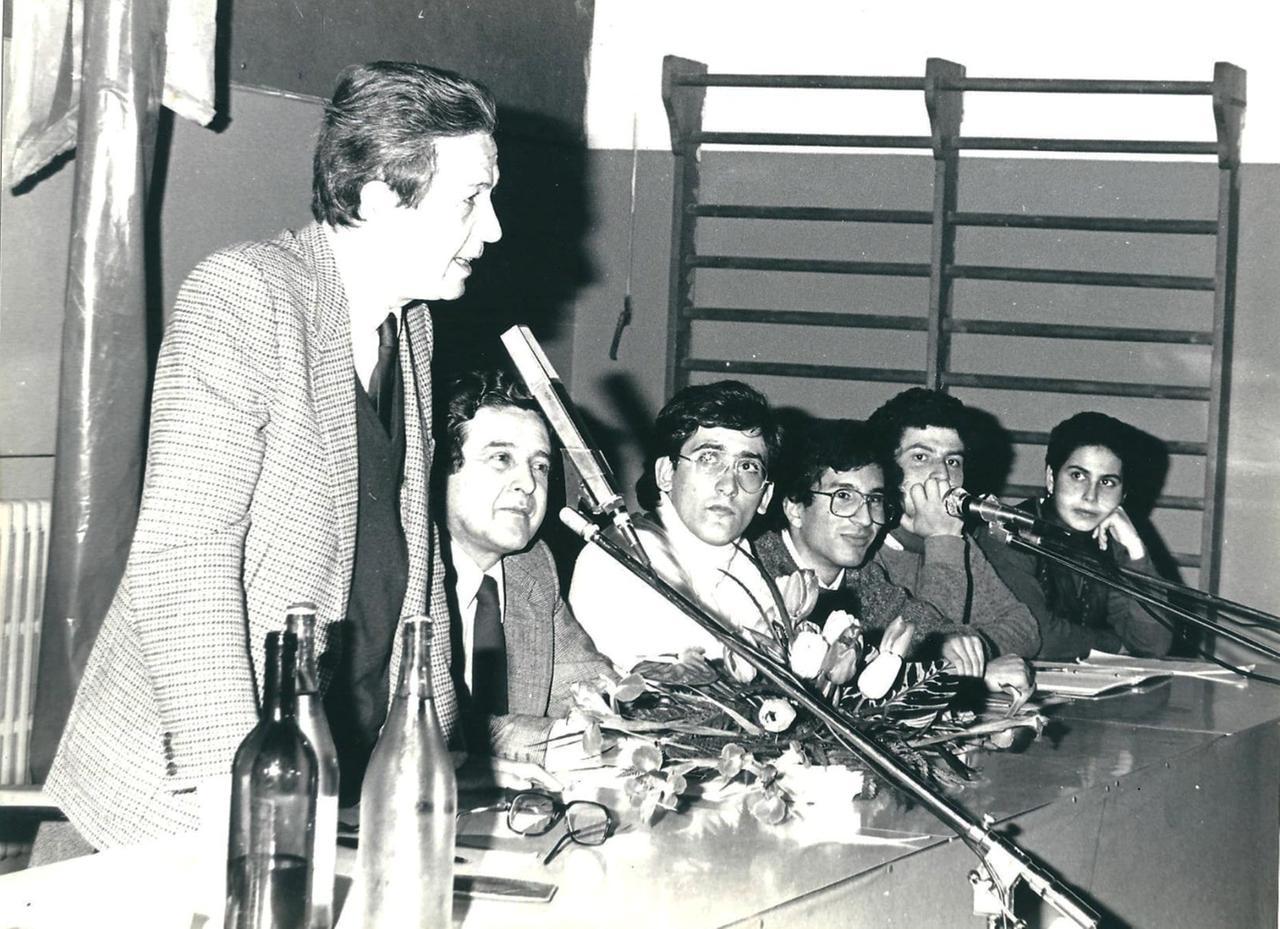 
	Enrico Berlinguer con gli studenti al De Castro


