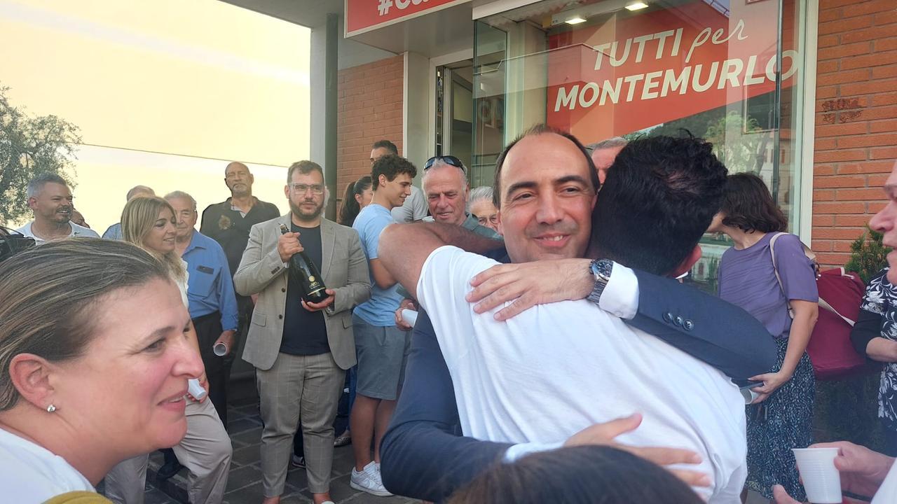 L'abbraccio di Simone Calamai coi suoi sostenitori