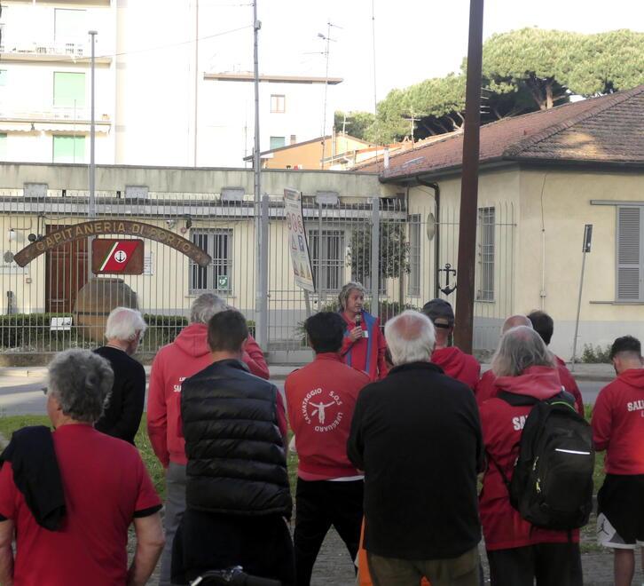 Viareggio, tre ventenni salvati in mare. I bagnini: «La loro fortuna è che eravamo in spiaggia»