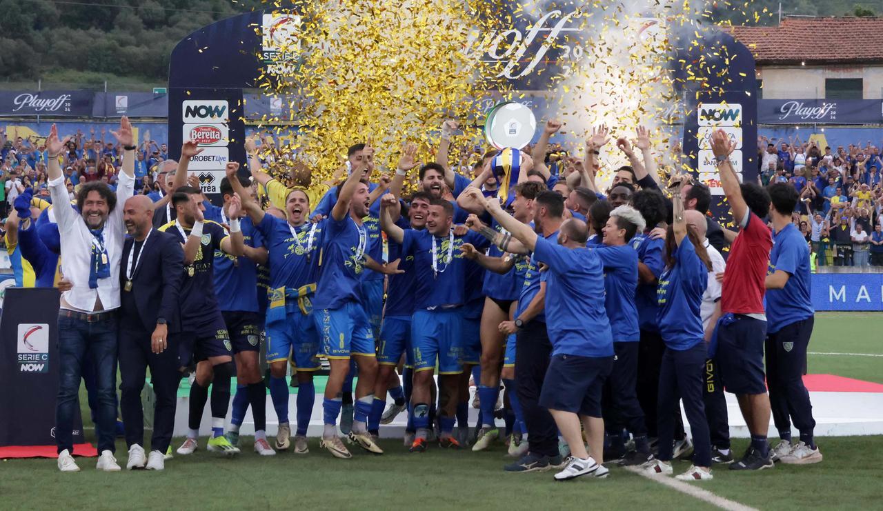 
	I giocatori azzurri alzano il trofeo

