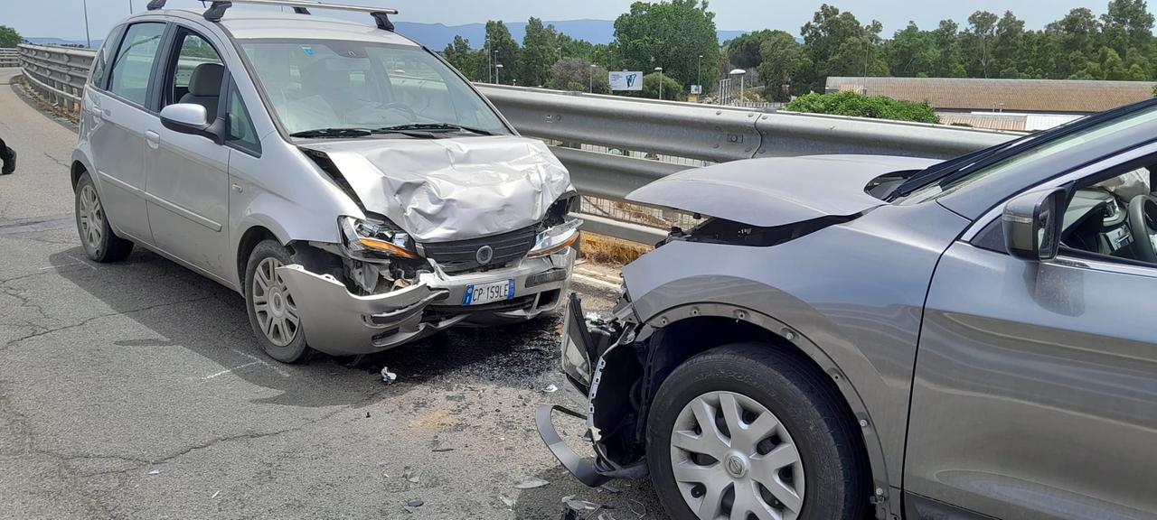 Donigala Fenughedu, scontro frontale tra due auto sul cavalcavia sul Tirso