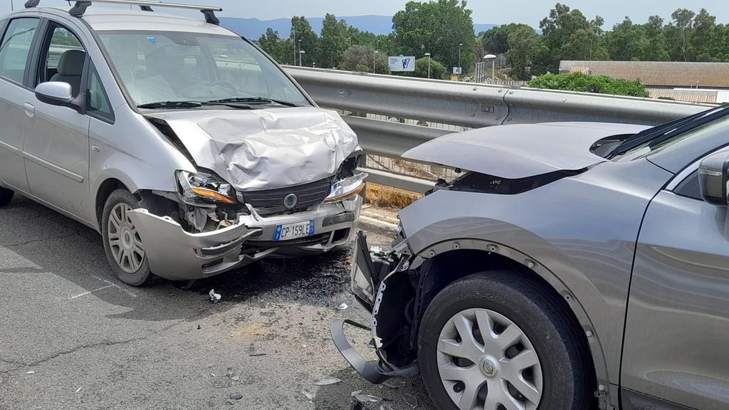 Donigala Fenughedu, scontro frontale tra due auto sul cavalcavia sul Tirso