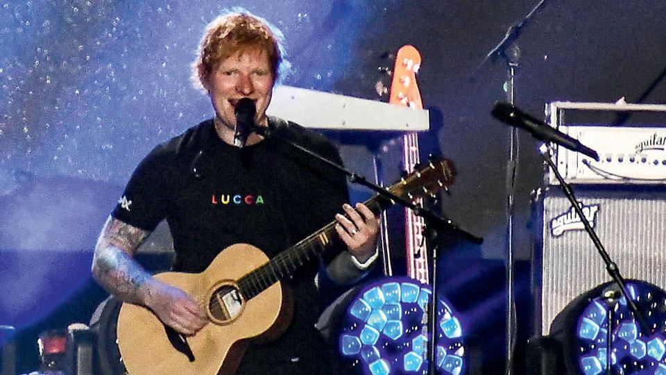 Ed Sheeran, Lucca cade ai suoi piedi: nemmeno la pioggia ferma lo show