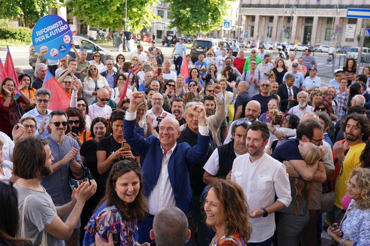 Comunali a Livorno, Salvetti tra abbracci e lacrime dopo il trionfo: «Babbo sarebbe orgoglioso»