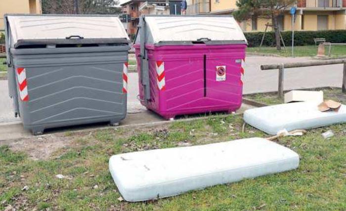 Riaprono le case ai Lidi e tornano gli incivili dei mobili abbandonati