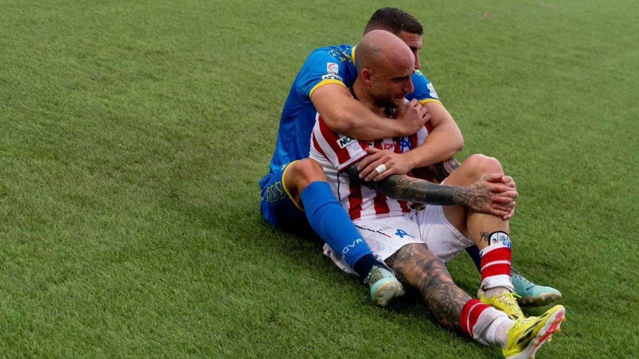 L'abbraccio tra i due calciatori a fine partita (foto dal profilo Facebook della Lega Pro)