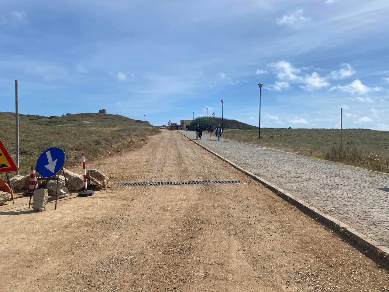 
	Un tratto della strada che porta al sito archeologico di Tharros

