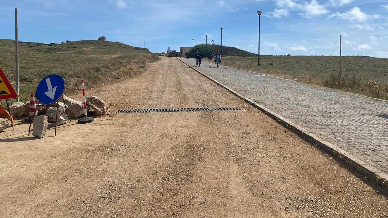 Un tratto della strada che porta al sito archeologico di Tharros