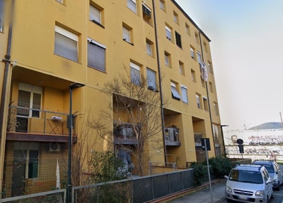 Operaio aggredito e ferito alla schiena: blindava gli accessi dell’alloggio Erp per evitare che venisse occupato