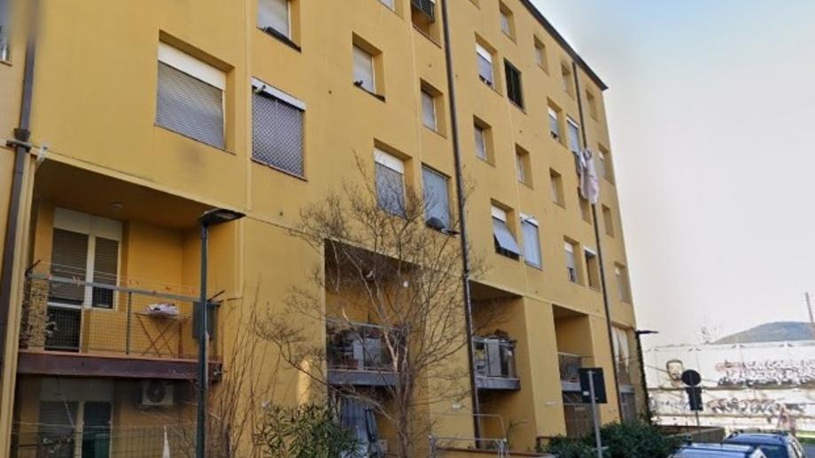 Operaio aggredito e ferito alla schiena: blindava gli accessi dell’alloggio Erp per evitare che venisse occupato