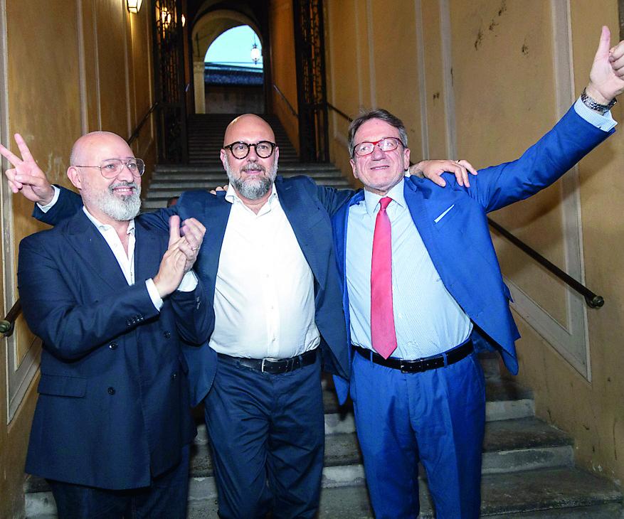 Modena, il primo giorno da sindaco di Mezzetti: dalla pizza alla signora “arrabbiata” per i cani