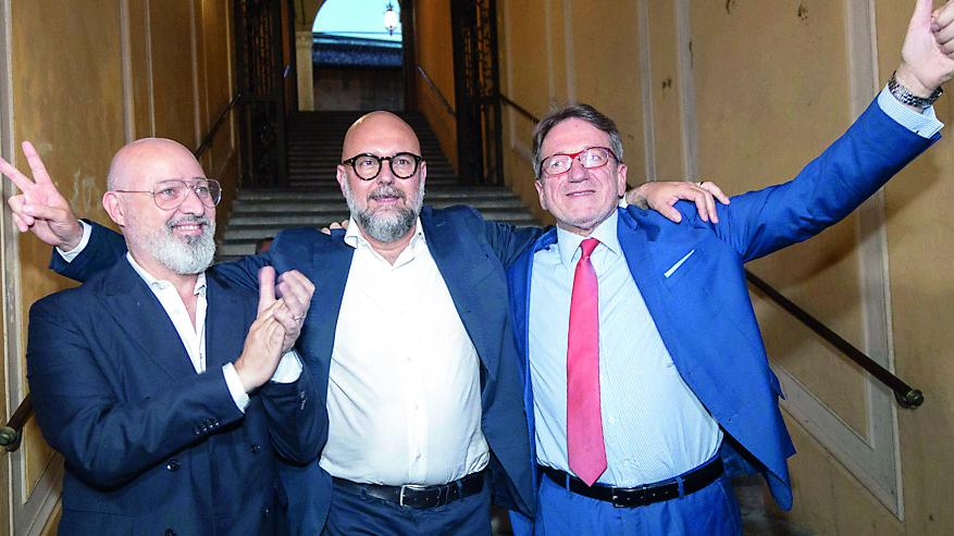 Modena, il primo giorno da sindaco di Mezzetti: dalla pizza alla signora “arrabbiata” per i cani