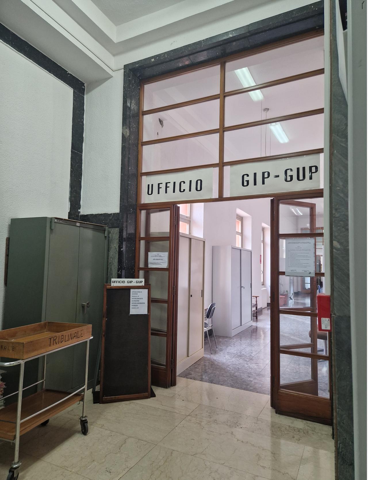 Lite e minacce con un fucile in un bar di Sennori, tre imputati patteggiano davanti al gup