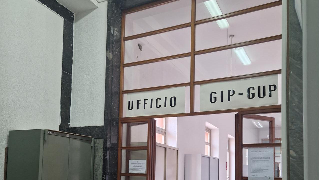 Lite e minacce con un fucile in un bar di Sennori, tre imputati patteggiano davanti al gup