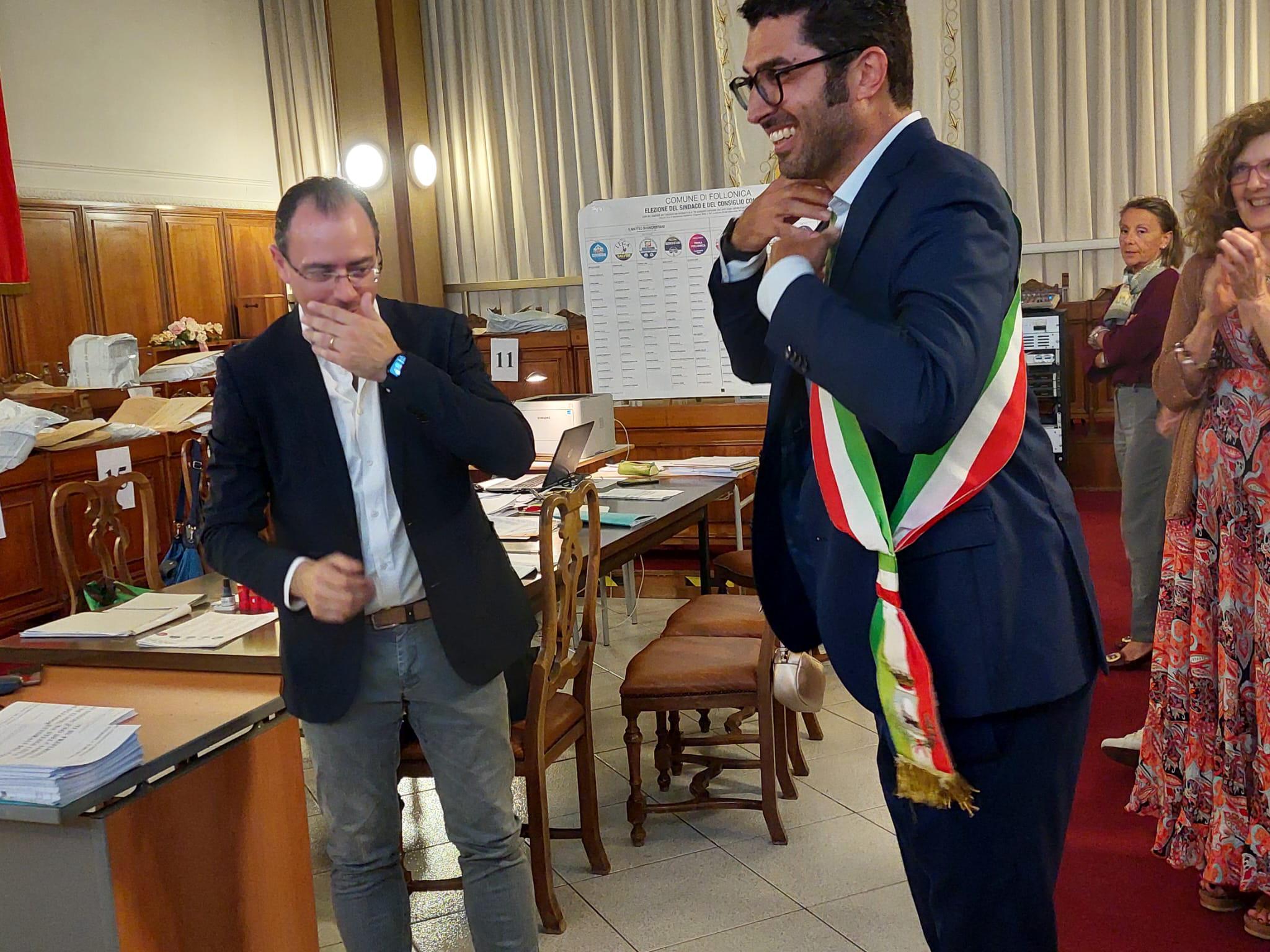 Matteo Buoncristiani sindaco di centrodestra eletto a Follonica mentre indossa la fascia
