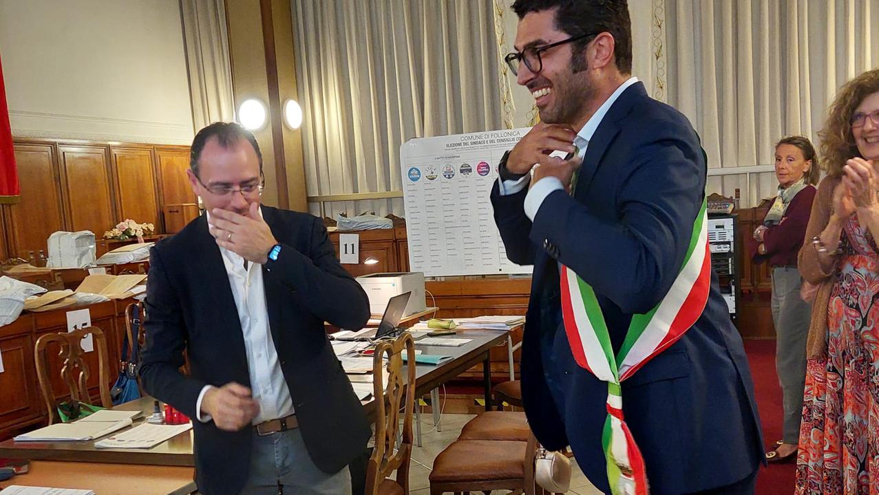 Matteo Buoncristiani sindaco di centrodestra eletto a Follonica mentre indossa la fascia