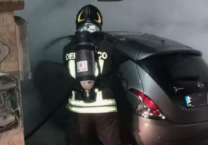 La Maddalena, a fuoco un auto: incendio forse doloso