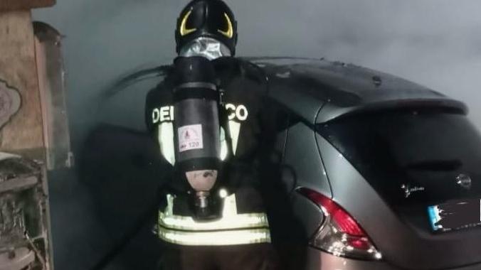 La Maddalena, a fuoco un auto: incendio forse doloso