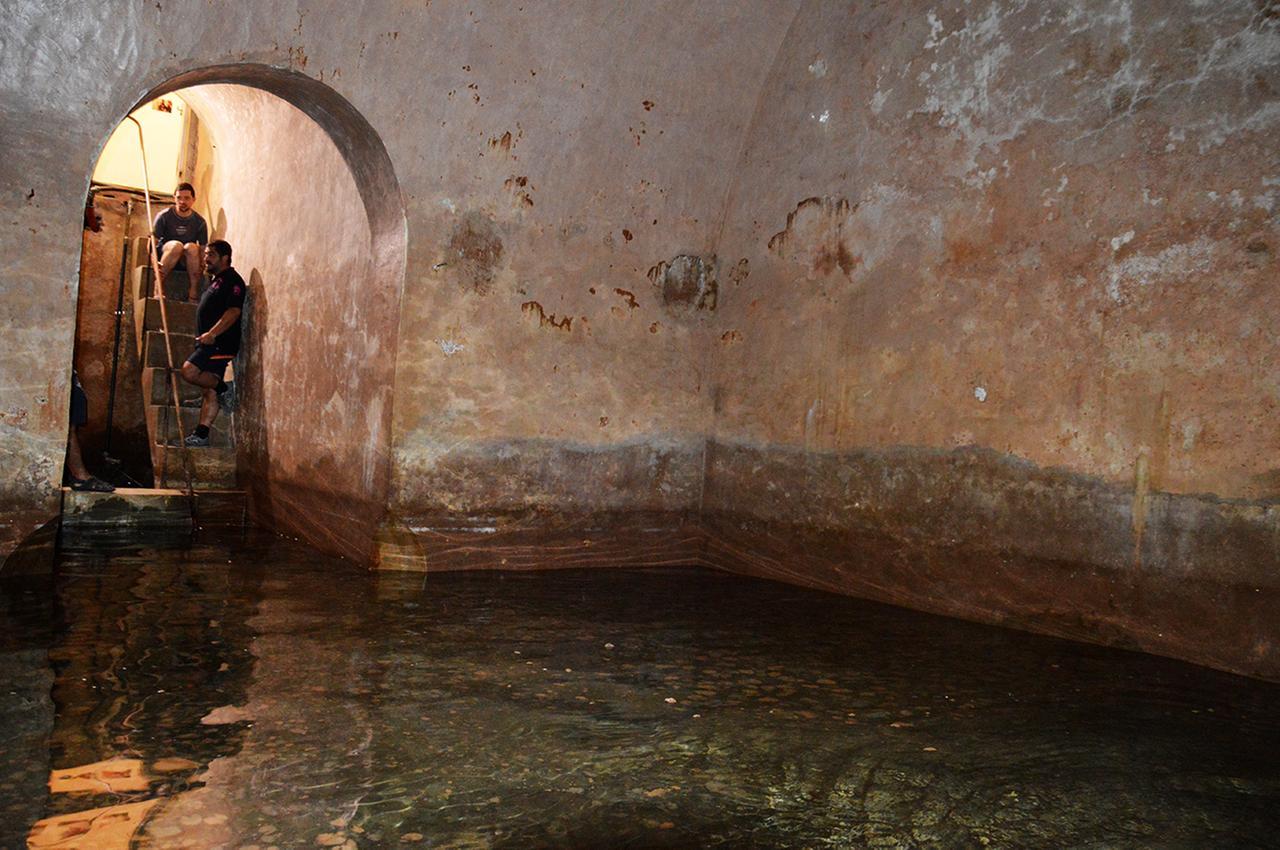 Una delle grandi cisterne che si trovano nei sotterranei del centro storico
